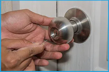 Lock Locksmith Services Derby, CT 203-278-5064 - 14-unlock-door